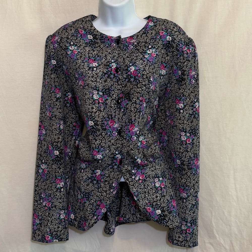 E-74 Jennifer Gee Vintage Black & White Floral Long Sleeve‎ Button Down Blouse
